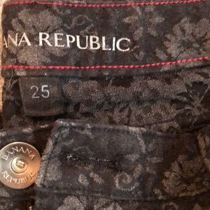 Black floral print skinny pants